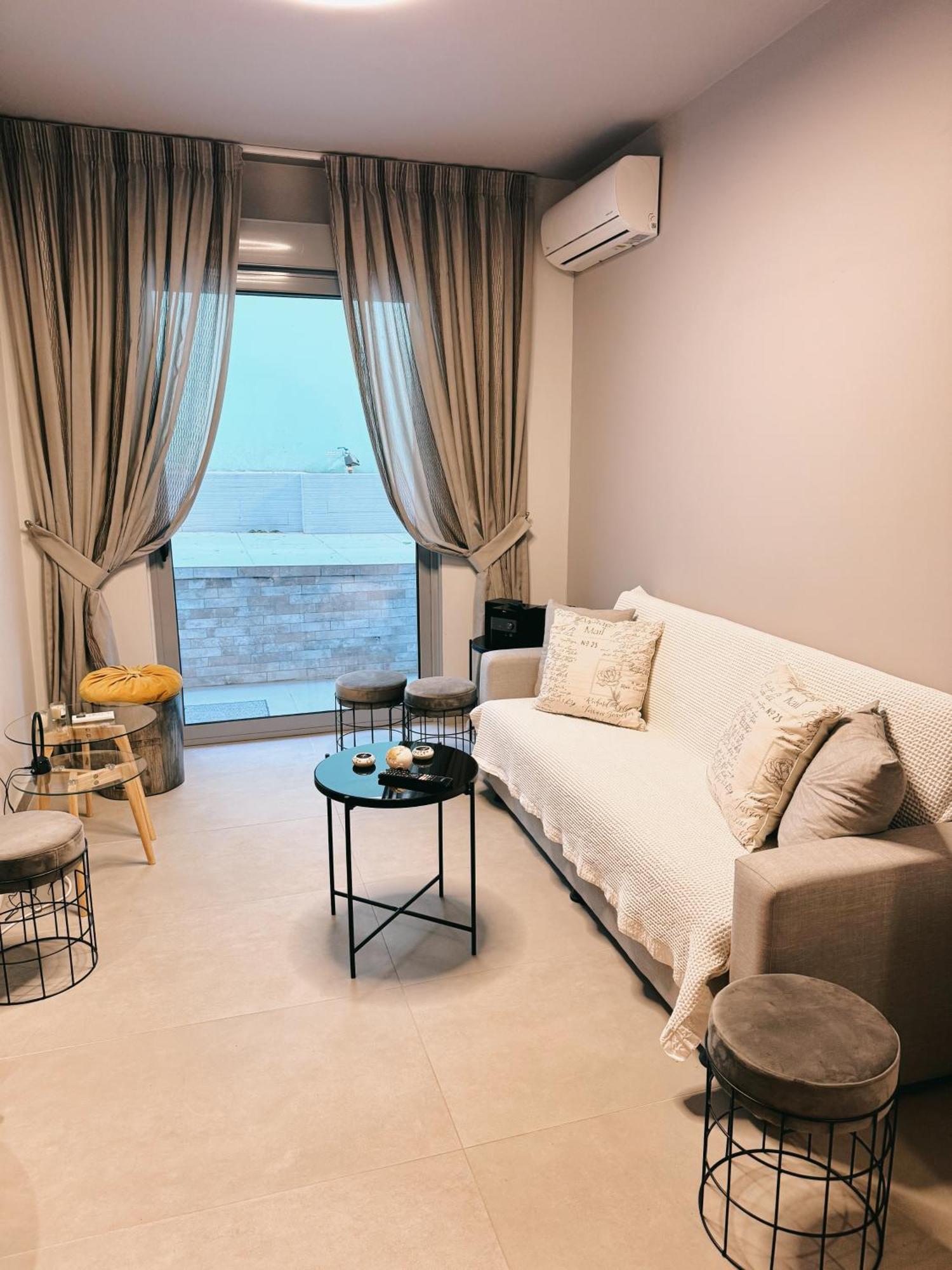 Minimal 2bd In Thisio Athènes